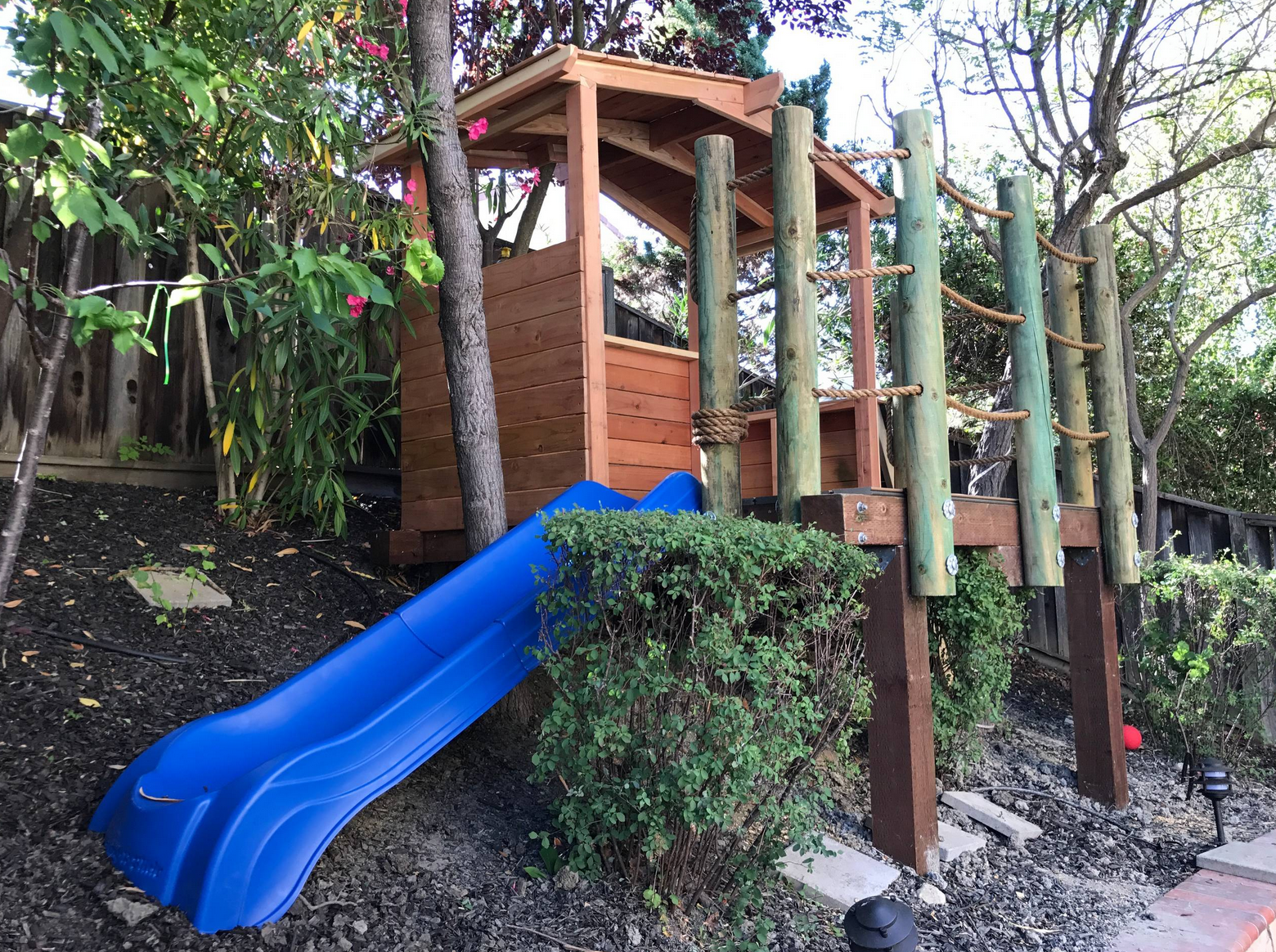 Simple Yet Fun Outdoor Play Structure For Young Kids