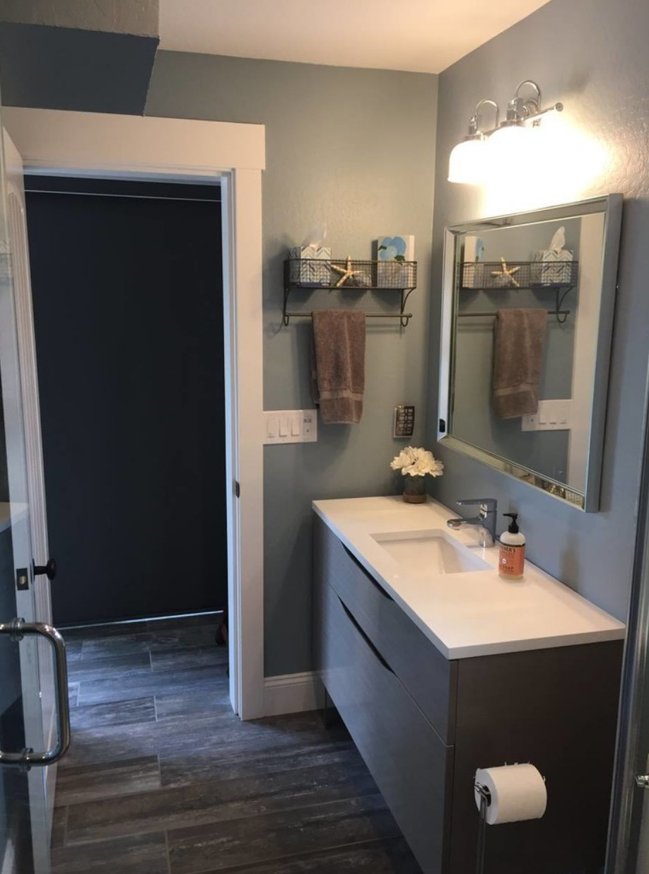 Outdated bathroom gets a simple makeover