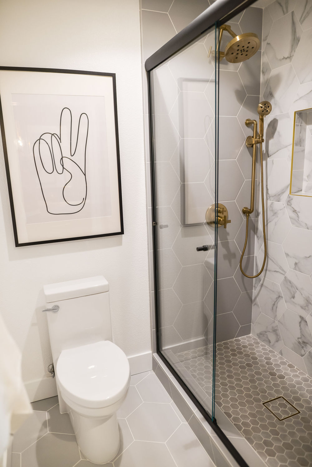 Outdated guest bathroom gets a much needed makeover with a designer’s touch